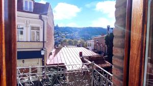 balkon z widokiem na miasto w obiekcie Apart Hotel Banovani w mieście Tbilisi City