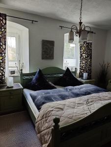1 dormitorio con 1 cama con sábanas y almohadas azules en Landwohnung Max&Fritz en Schauenstein