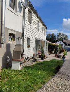 a house with a pizza oven in the yard at Landwohnung Max&Fritz in Schauenstein +7 photos