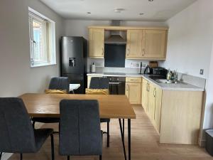 une cuisine avec une table en bois et une salle à manger dans l'établissement Stafford 2 Bedroom Apartment in Prime Location with Secure Parking, à Stafford 9 autres photos