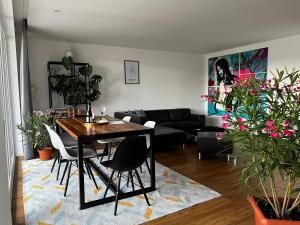 a living room with a table and some plants at Barbarossa Suite in Erfurt