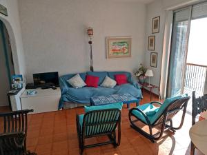 - un salon avec un canapé bleu et des chaises dans l'établissement Casa Monteprato, à Zoagli