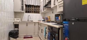una cocina con lavadora y secadora. en Cozy Luxury Hideouts in North Ridge, Accra, 1BDRM - 2BDRM, 15 mins from Airport en Accra
