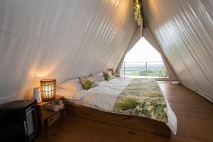Postel nebo postele na pokoji v ubytování Quimera Glamping + 11 fotografií