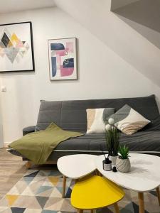 un soggiorno con un divano e un tavolo di Appartement - 1 chambre - Proche Zénith & Centre ad Amiens