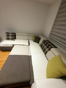 Una cama o camas en una habitación de Apartman HEART OF SARAJEVO,Bascarsija