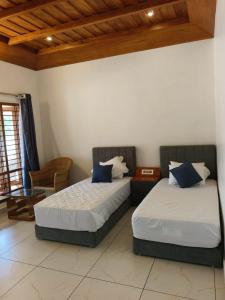 1 dormitorio con 2 camas y mesa en The Royal Island en Munroe Island