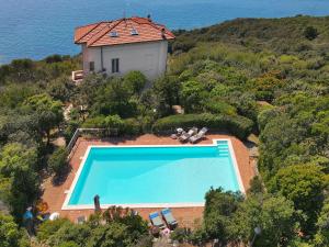 Πισίνα στο ή κοντά στο Villa Sorriso mit Pool direkt am Meer