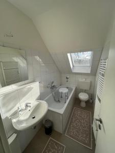 bagno bianco con lavandino e servizi igienici di Ewald a Gelsenkirchen