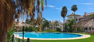 uma piscina em frente a uma casa em El Olive - Calanova Grand golf em Mijas