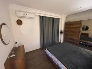 een hotelkamer met een bed en een raam bij 4S private room in a shared appartment in Caïro