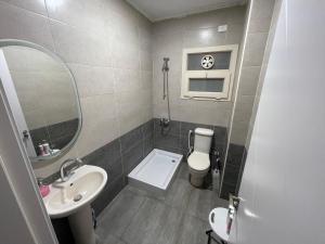 een kleine badkamer met een wastafel en een toilet bij 4S private room in a shared appartment in Caïro