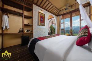 sypialnia z dużym łóżkiem i oknem w obiekcie Hanasa Pu Luong Resort w mieście Pu Luong