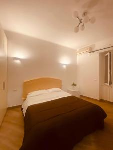 - une chambre avec un lit et un ventilateur de plafond dans l'établissement Large Garden, à Rome