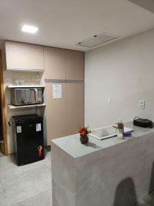 uma cozinha com uma bancada e um frigorífico em Paiva Home Stay Aptº temporada no Recife