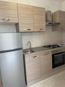 uma cozinha com um frigorífico e um lavatório em Appartamento Ladispoli em Ladispoli