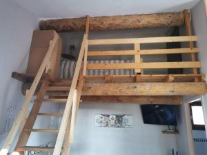 Palanda nebo palandy na pokoji v ubytování STUDIO meublé indépendant chez l'habitant + 12 fotografií
