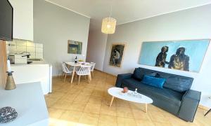 salon z kanapą i stołem w obiekcie Art Apartment w mieście Palaiochóra