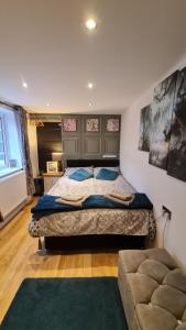 a bedroom with a large bed and a couch at Sea-Quinn Views in Wallasey