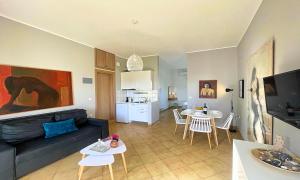 salon z czarną kanapą i kuchnią w obiekcie Art Apartment w mieście Palaiochóra +24 zdjęcia