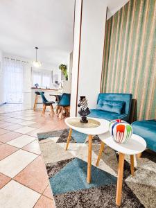 - un salon avec un canapé et une table dans l'établissement Residenza Tiffany, à Turin