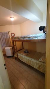 sypialnia z 2 łóżkami piętrowymi w pokoju w obiekcie a 3 MIN DEL CENTRO w mieście Concordia