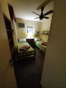 Zimmer mit 2 Betten und einem Deckenventilator in der Unterkunft a 3 MIN DEL CENTRO in Concordia