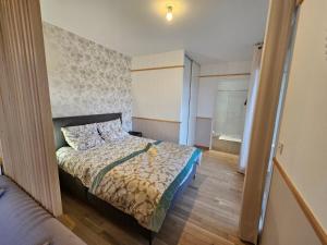 Postel nebo postele na pokoji v ubytování Biron deluxe studio flea market of Paris, porte de Montmartre