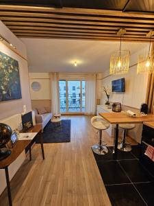 Posezení v ubytování Biron deluxe studio flea market of Paris, porte de Montmartre