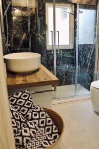 W łazience znajduje się umywalka i przeszklony prysznic. w obiekcie Kiko's Lodge - Historical apartment in Como w Como