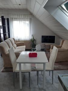 a living room with a white table and chairs at Ruhiges Einzimmer-Apartment in Backnang