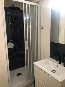 a bathroom with a shower and a sink at Studio Le Sandettie à 50m de la plage! in Fort-Mahon-Plage
