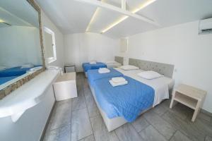 een slaapkamer met 2 bedden en een bad bij Paradise Beach Camping in Paradise Beach