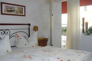 Postel nebo postele na pokoji v ubytování Pension Reuss - Hotel garni