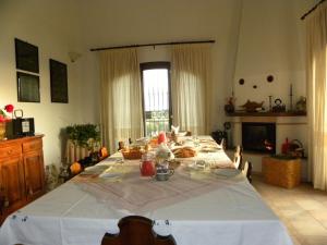 フィアーノ・ロマーノにあるB&B Al Laghettoの白いテーブルクロス付きの長テーブル
