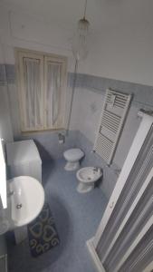 uma casa de banho com dois lavatórios e dois WC em profumato e comodo, come a casa tua em SantʼAndrea Apostolo dello Ionio