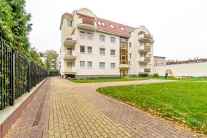 een groot gebouw met een bakstenen loopbrug voor een gebouw bij Apartament Centrum III in Bydgoszcz