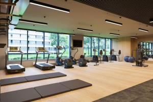 un gimnasio con muchas cintas de correr y elípticas en Polanki Aqua Apartament FLORA en Kołobrzeg