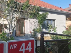 una casa con un cartel delante de ella en Casa cu trandafiri, en Baia Mare