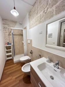 ジョヴィナッツォにあるGigò Homeのバスルーム(洗面台、トイレ、シャワー付)