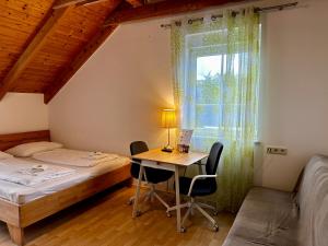 Schlafzimmer mit einem Bett, einem Tisch und Stühlen in der Unterkunft AJO Vienna Balcony - Contactless Check-in in Wien