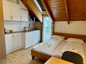 Posteľ alebo postele v izbe v ubytovaní AJO Apartments - Alte Donau Lake or Garden View Balcony Studio - Self-Check-in