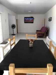 ein Esszimmer mit einem schwarzen Tisch und Stühlen in der Unterkunft casa quinta caballito blanco in Chascomús