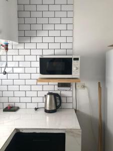 un microondas en la parte superior de una barra de cocina en casa quinta caballito blanco en Chascomús