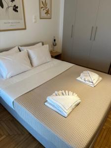 Postel nebo postele na pokoji v ubytování Cozy Faliro home