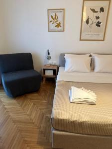 Postel nebo postele na pokoji v ubytování Cozy Faliro home