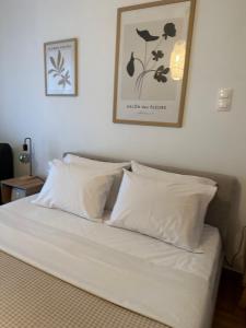 Postel nebo postele na pokoji v ubytování Cozy Faliro home