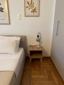 Postel nebo postele na pokoji v ubytování Cozy Faliro home