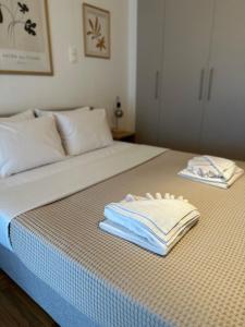 Postel nebo postele na pokoji v ubytování Cozy Faliro home