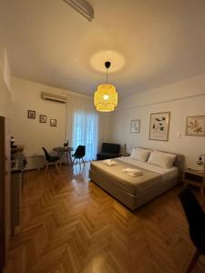 Postel nebo postele na pokoji v ubytování Cozy Faliro home